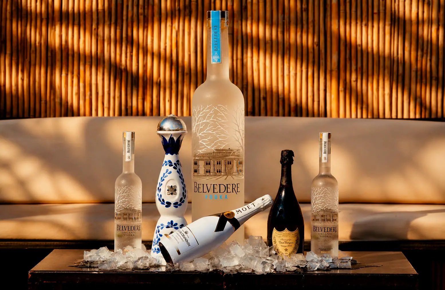 Servizio bottiglie al tavolo: vodka, tequila e champagne nel ghiaccio davanti al cannicciato