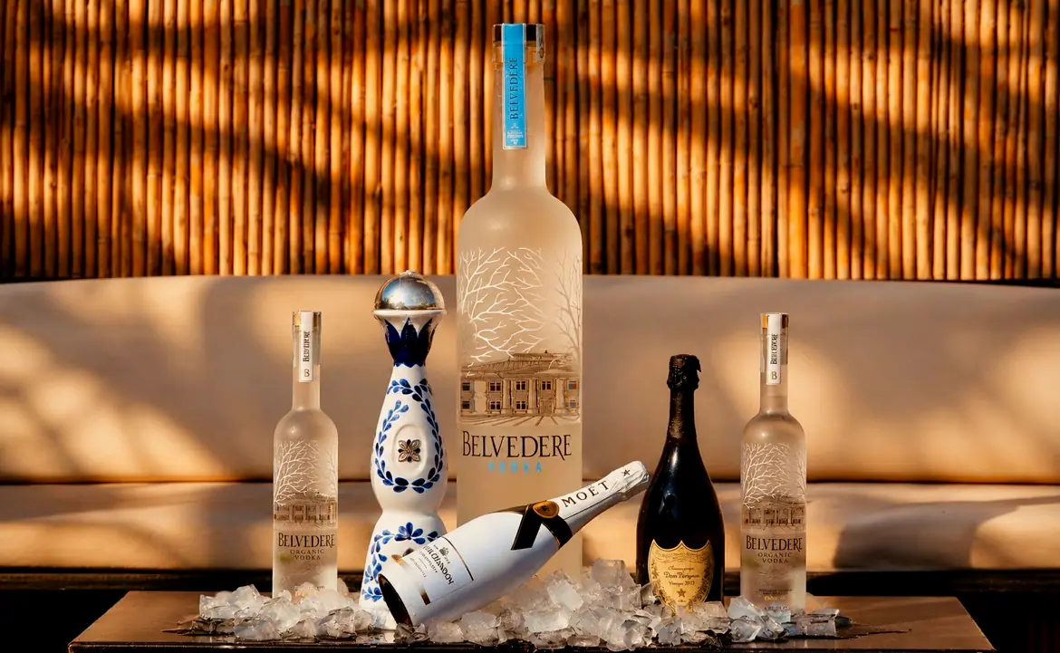Servizio bottiglie nel ghiaccio: vodka Belvedere, tequila Clase Azul, Moët e Dom Pérignon